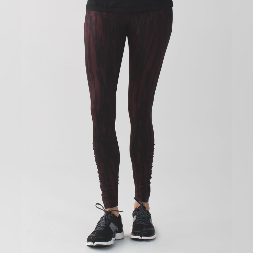Lululemon Speed Tight IVPainted Animal Bordeaux Drama Black / Black